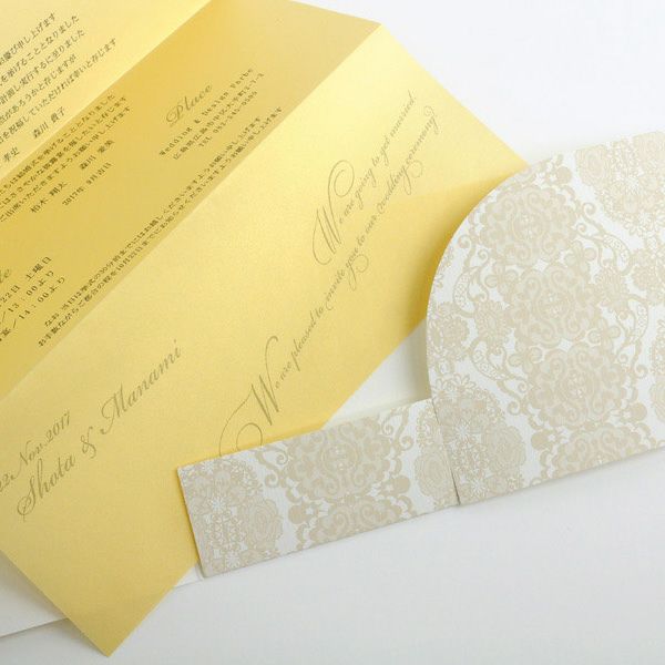 横長フォルムの台紙の中に招待状本状を挟むタイプの招待状