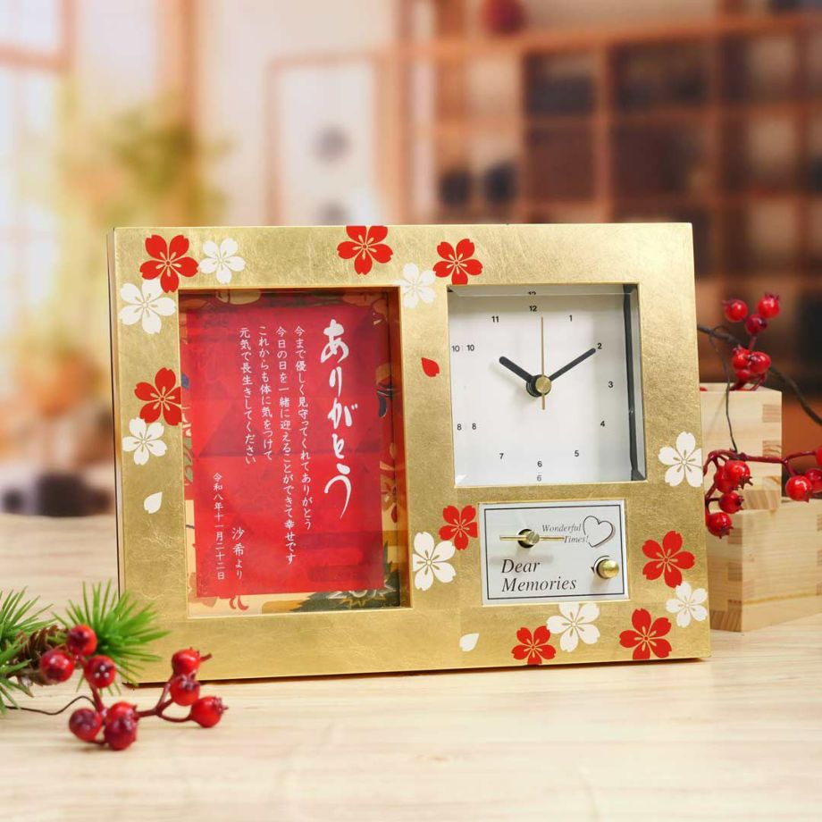 あたたかみのあるゴールドにおめでたい紅白の桜をあしらった上品な和のデザインの時計付きオルゴール