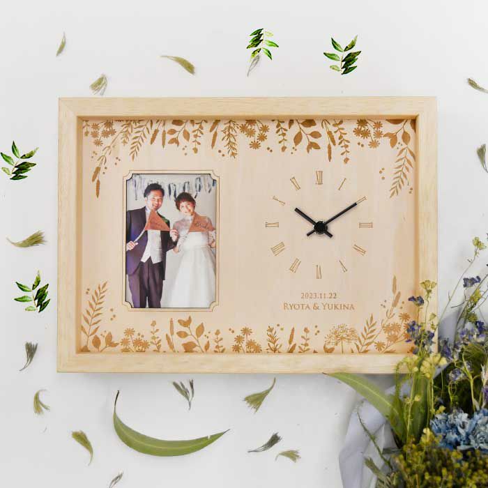 結婚式の両親プレゼントにおしゃれなフォトフレーム付きの木製時計