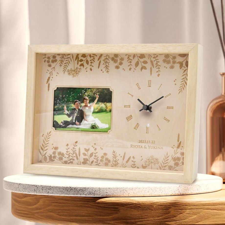 写真立て付きで名入れ刻印した木製時計