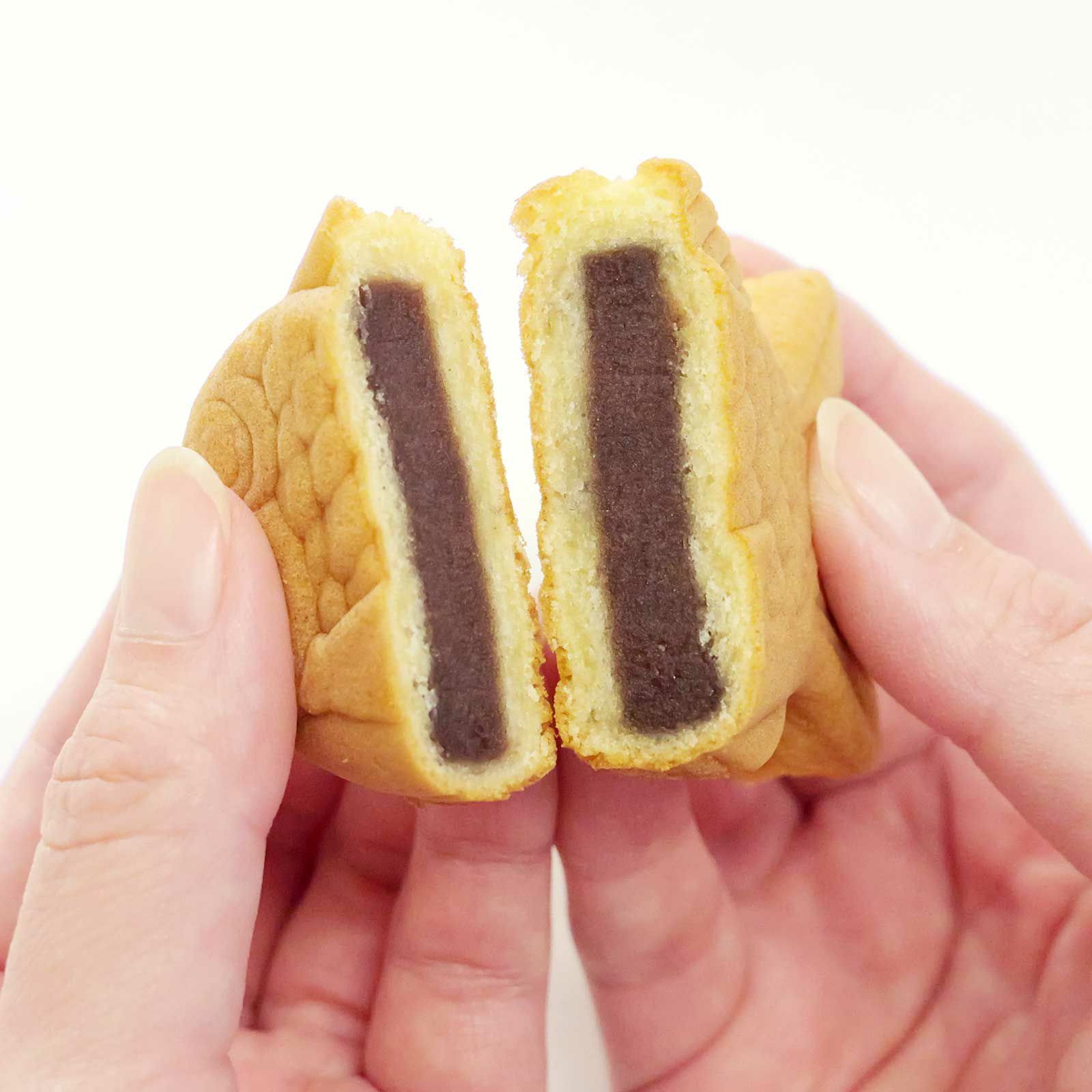 たい焼き型饅頭の中にはこしあんが入っています