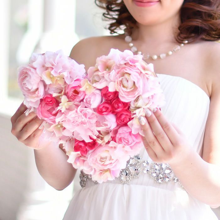 結婚式での花嫁の手紙のシーンを可愛く彩るハートのカタチのお手紙ボード。表面はたっぷりのお花でロマンチック＆キュートに