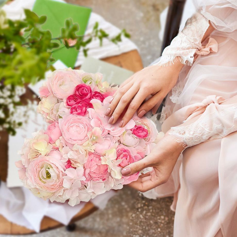 ピンクのフラワーをしきつめたハート型の花嫁の手紙