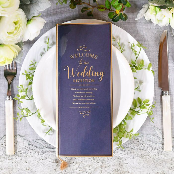 上品なゴールドの箔押しをほどこした透明カバーにタッセルが揺れるおしゃれな席次表