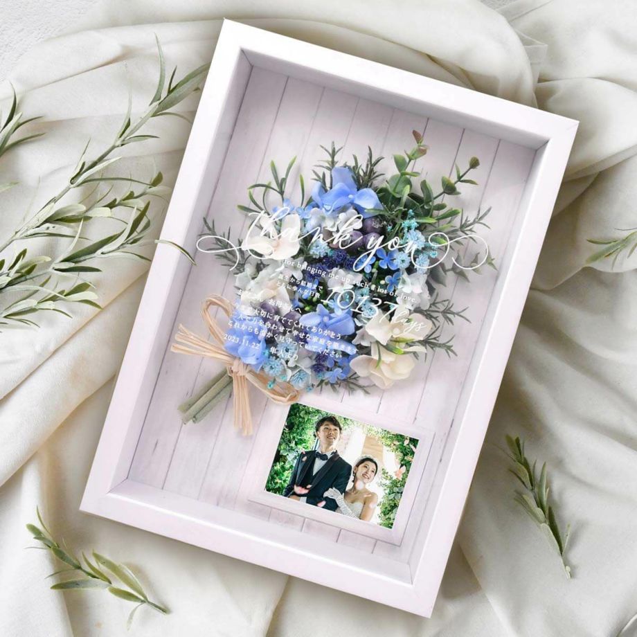 ブルーの花束と写真がおしゃれな結婚式の両親への記念品