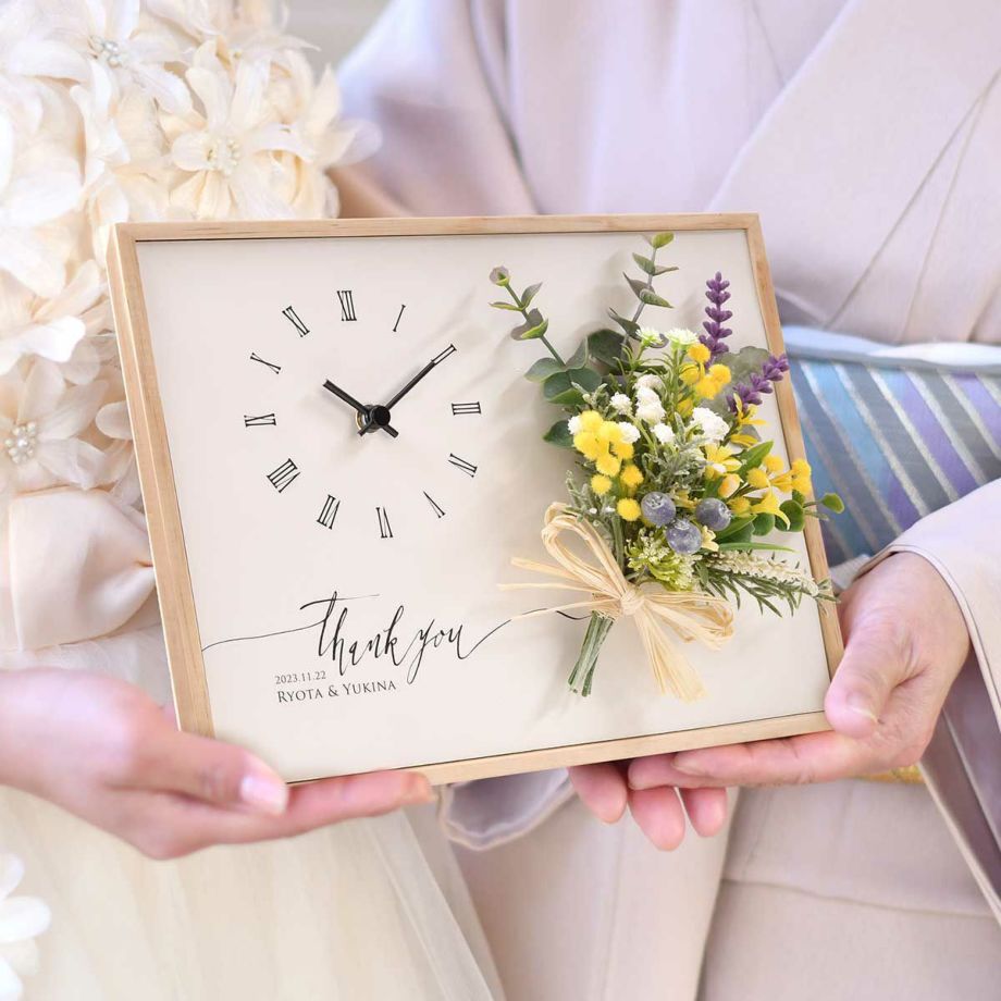 披露宴の両親贈呈シーンにも映えるブーケ付きのプレゼント