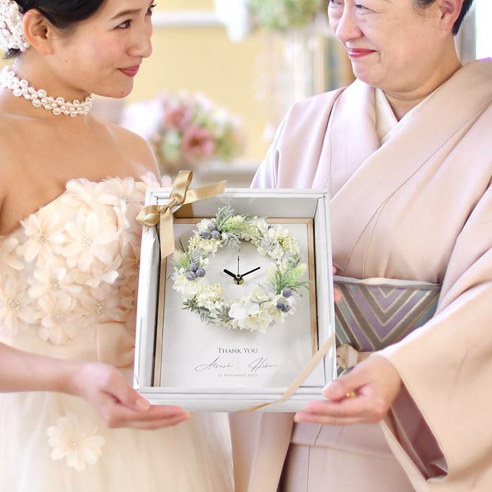 披露宴の贈呈シーンにも映えるリース付き時計のプレゼント