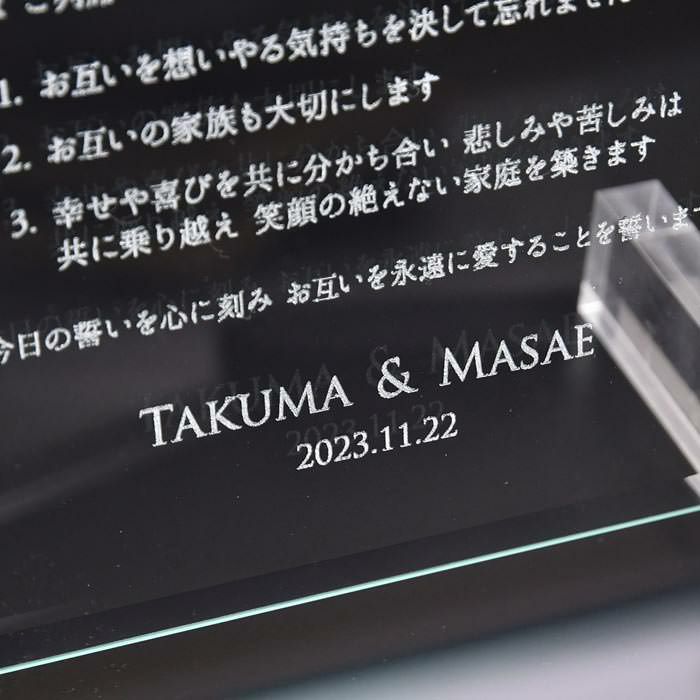 ガラスには、おふたりのお名前と挙式日、誓いの言葉をご注文後1つずつ丁寧に彫刻させていただきます