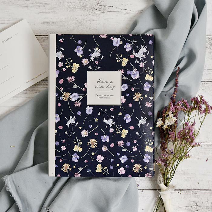シックな色味のベースに華やかなお花をちりばめたオシャレなデザインのゲストブック
                