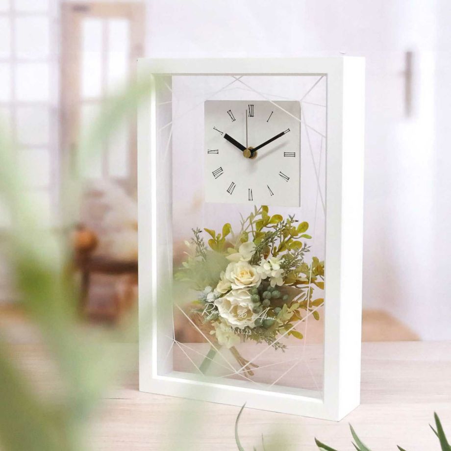 ダスティグリーンのブーケをアレンジした花時計の記念品結婚式両親贈呈品