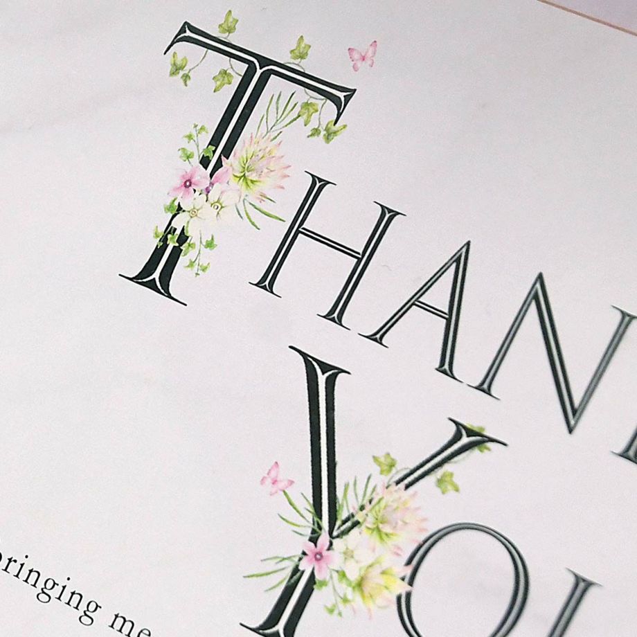 THANK YOUの英文字には可憐なお花が咲き、幸運を運ぶとされる蝶も舞っています