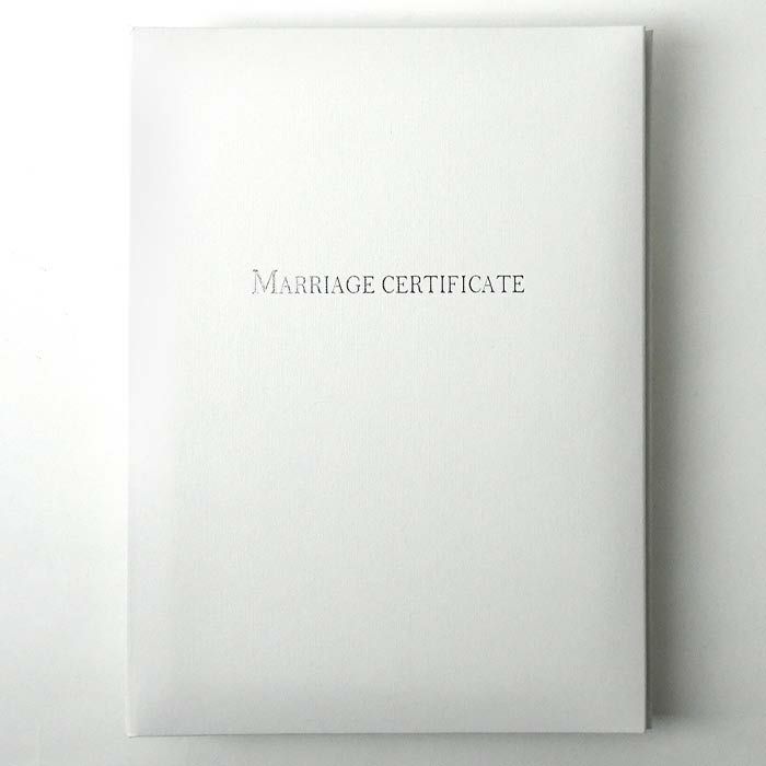 純白の表紙に「MARRIAGE CERTIFICATE」とシルバーの文字が入った上品かつシンプルなカバー