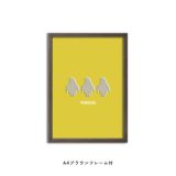 マスタードカラー背景のペンギンのフレーム付ポスター