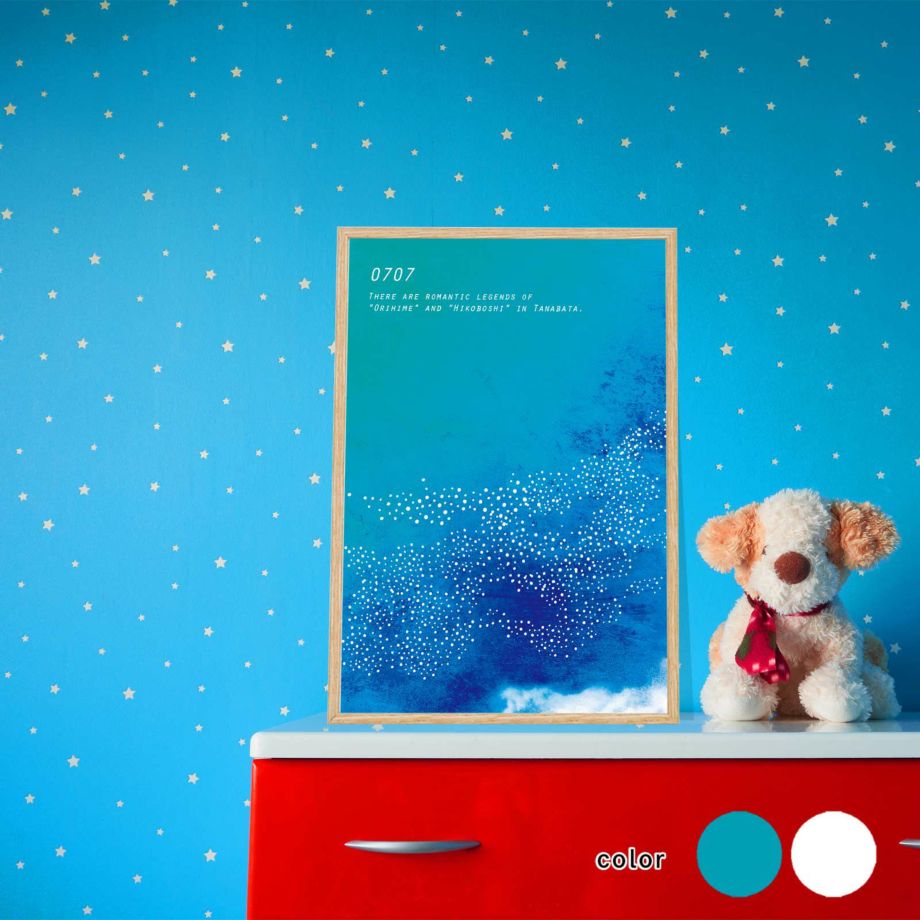 青色背景に天の川を描いた七夕イメージのポスターがある部屋