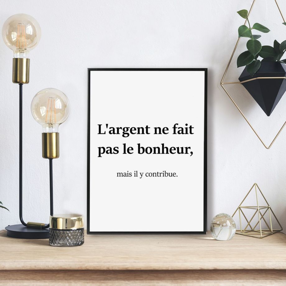 L'argent ne fait pas le bonheur, mais il y contribue.と書かれたポスターを部屋に飾っている