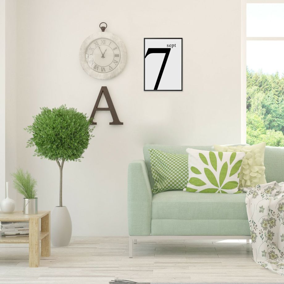 数字の7を使ったデザインのモノクロポスターがある部屋