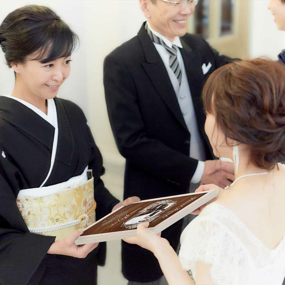 結婚式披露宴での子育て感謝状贈呈シーン