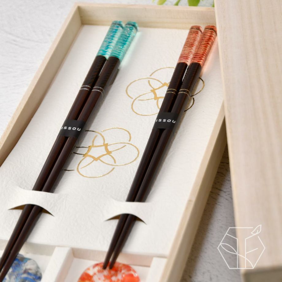 お箸と箸置きの色合いがマッチした透明感のある涼しげな夫婦箸と箸置きのセット