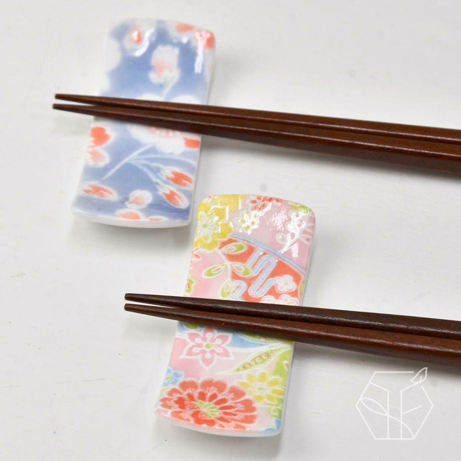 桜や小花がちりばめられた陶磁器製の和柄の箸置き
