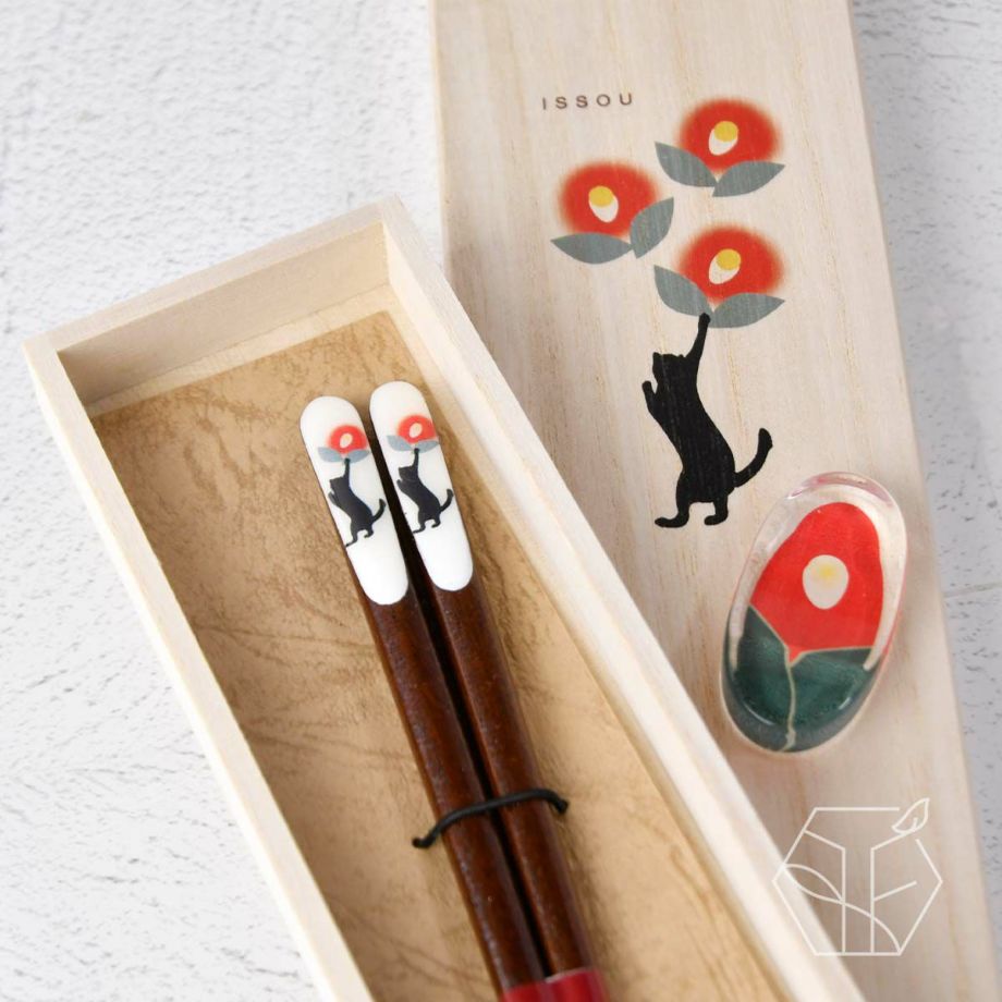 "黒猫と椿の絵柄をあしらった桐箱付きの箸・箸置のペアセット