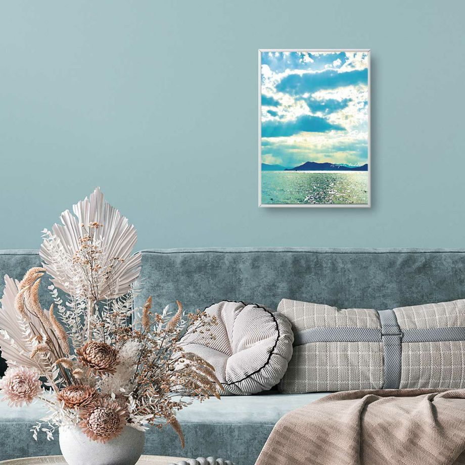 シックなお部屋に瀬戸内海の美しい風景写真のポスターがかざってある