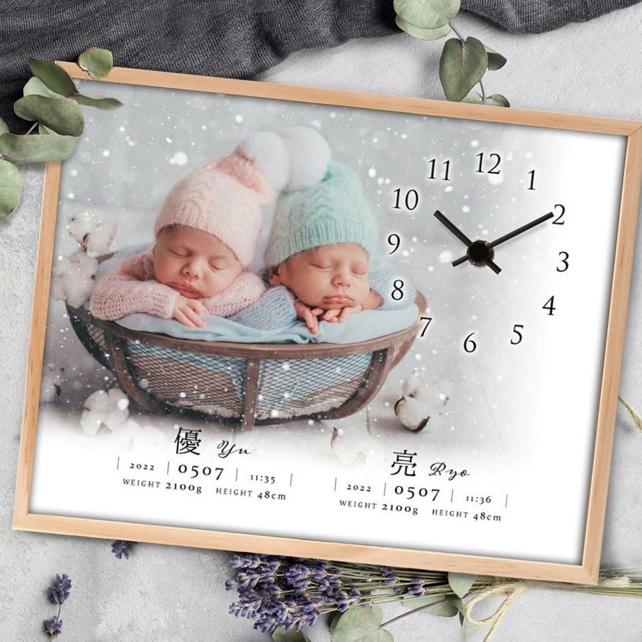 双子の赤ちゃんの出産祝いに贈る写真入り時計付き命名書