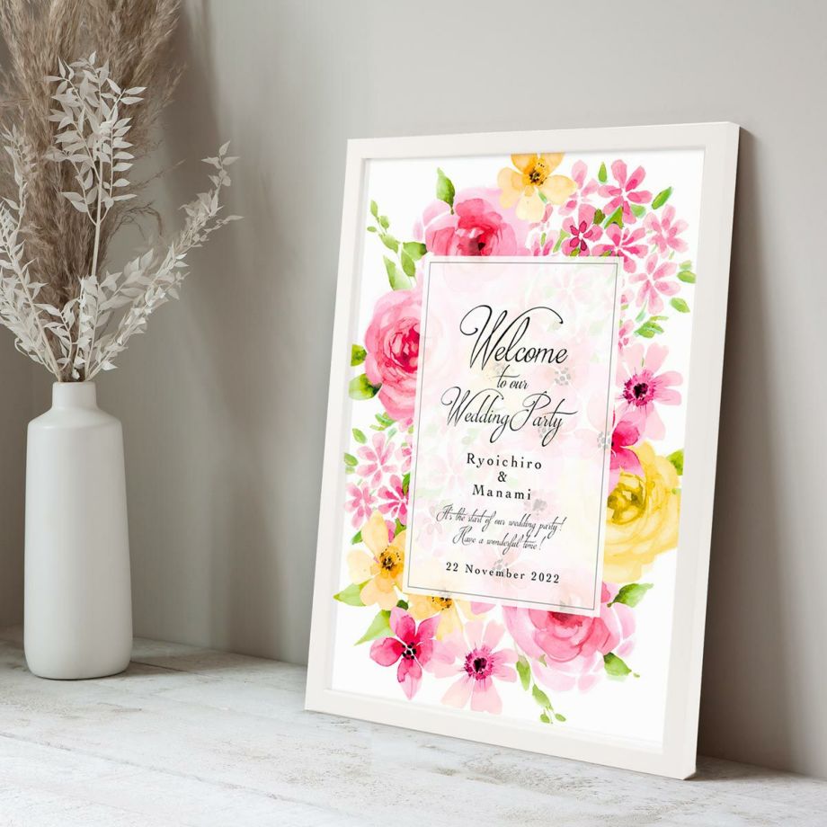 結婚式でゲストをおしゃれにお出迎えするピンクの花柄デザインのウェルカムボード