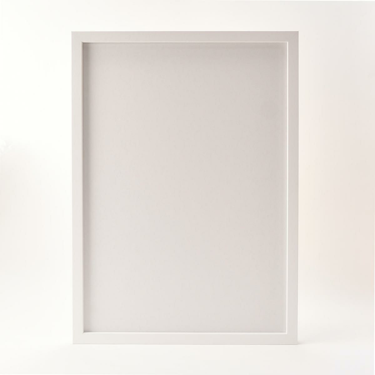 どんなデザインにもなじむシンプルなホワイトフレーム正面