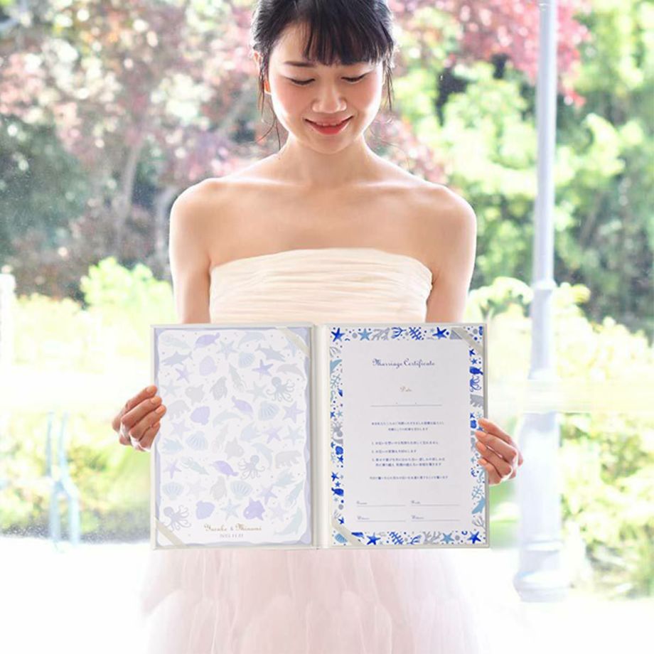 二人で考えたオリジナルの誓いの言葉を入れられる結婚証明書を持っている花嫁