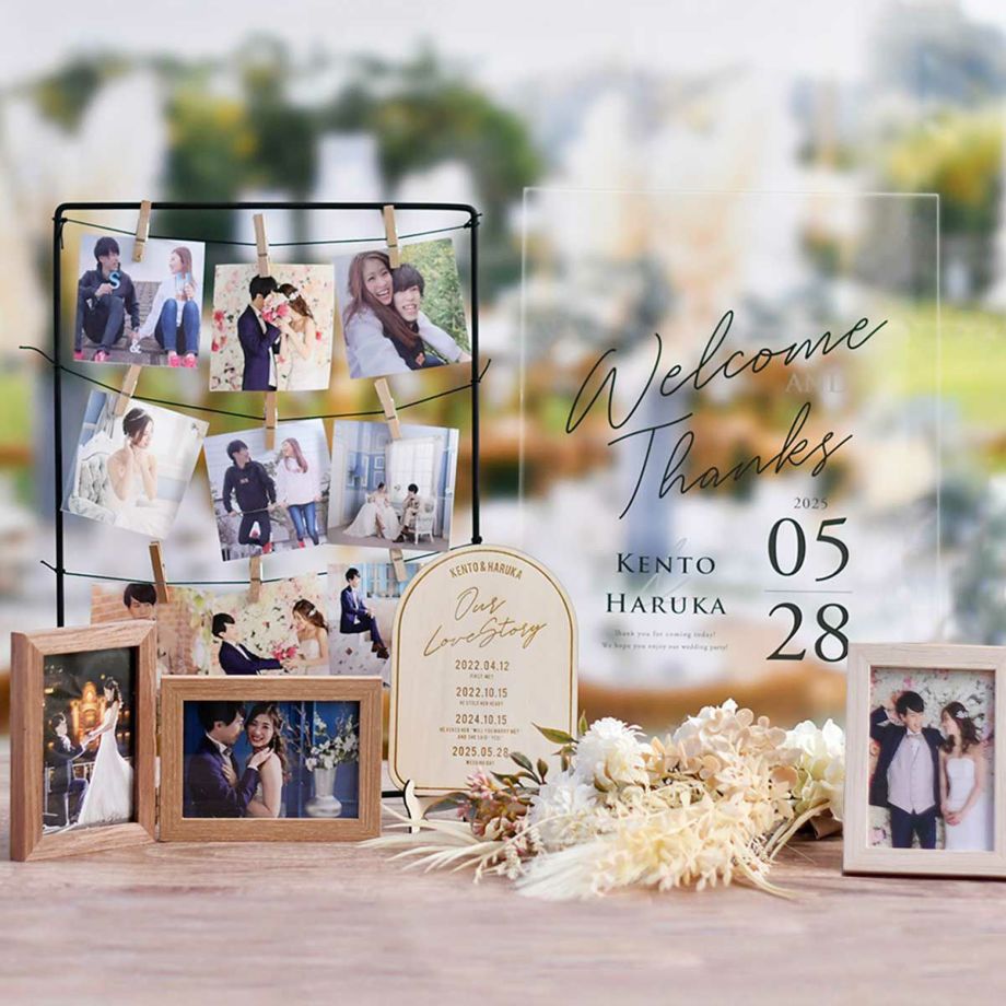 写真やフラワーでおしゃれに飾っている結婚式のウェルカムスペース