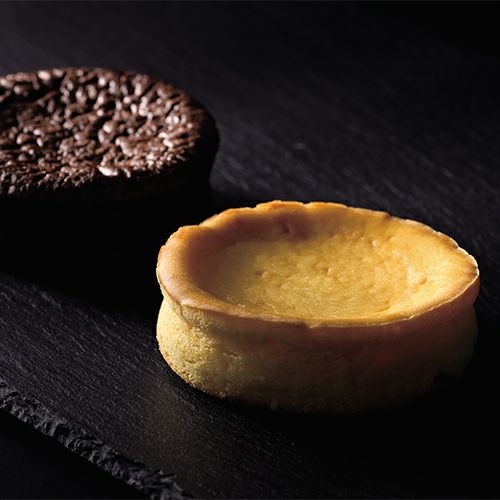 クリームチーズの風味と程よい酸味のクラシカルなチーズケーキと、ベルギークーベルチュールチョコレートが効いたしっとり濃厚なショコラケーキ