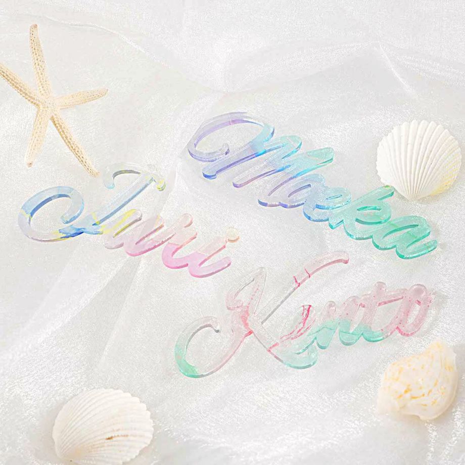 アクリルを名前の形にカットした席札