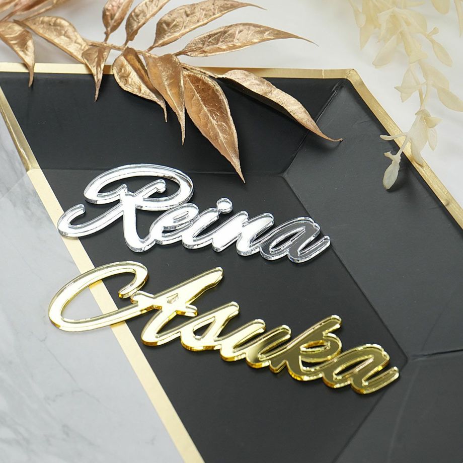 アクリルミラーを名前の形にカットした席札