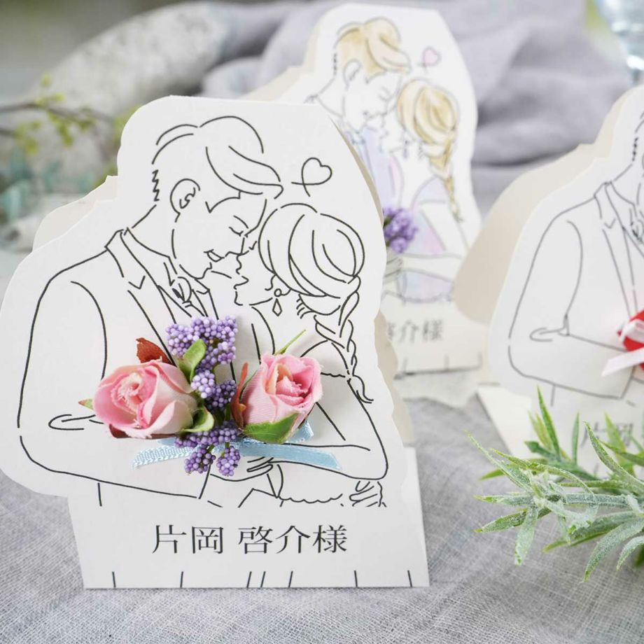 好きなお花でアレンジできる新郎新婦のイラスト入席札