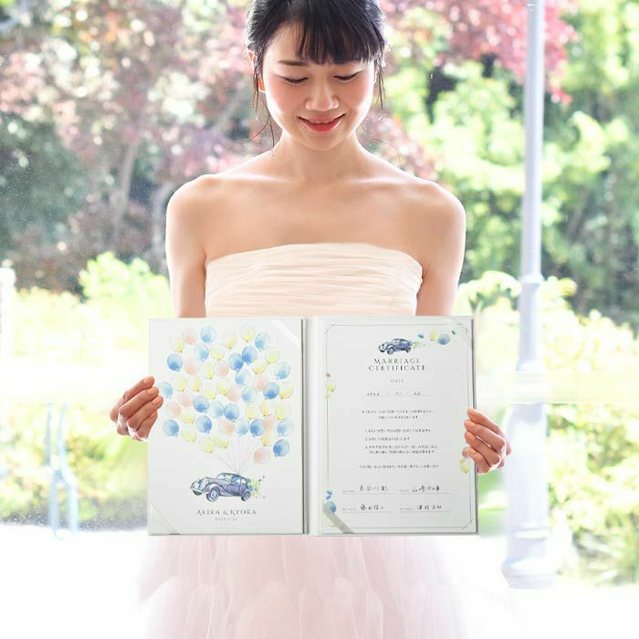 マイカーで作るゲスト参加型結婚証明書を手に持っている花嫁