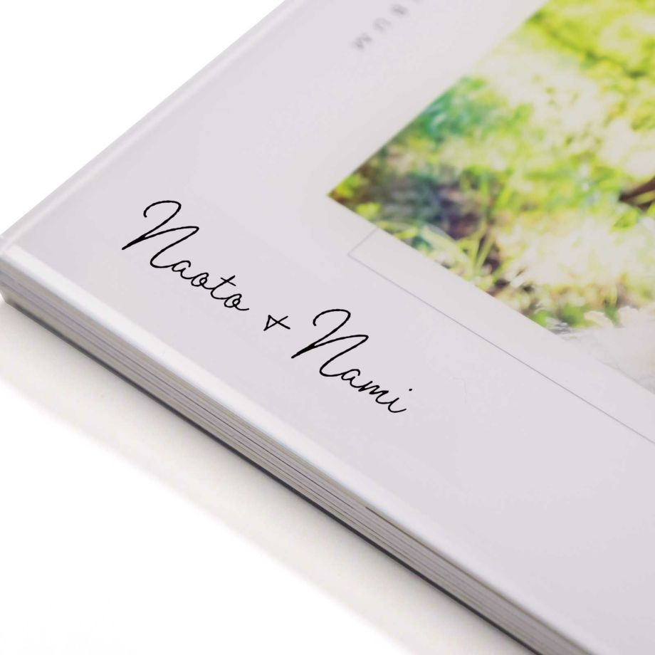 写真の美しさを引き立てるアクリルの表紙