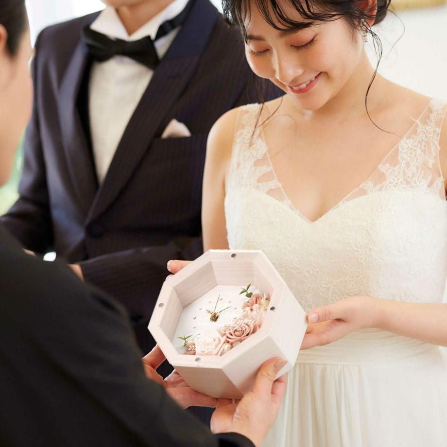 八角花時計を結婚式の贈呈シーンで渡す花嫁