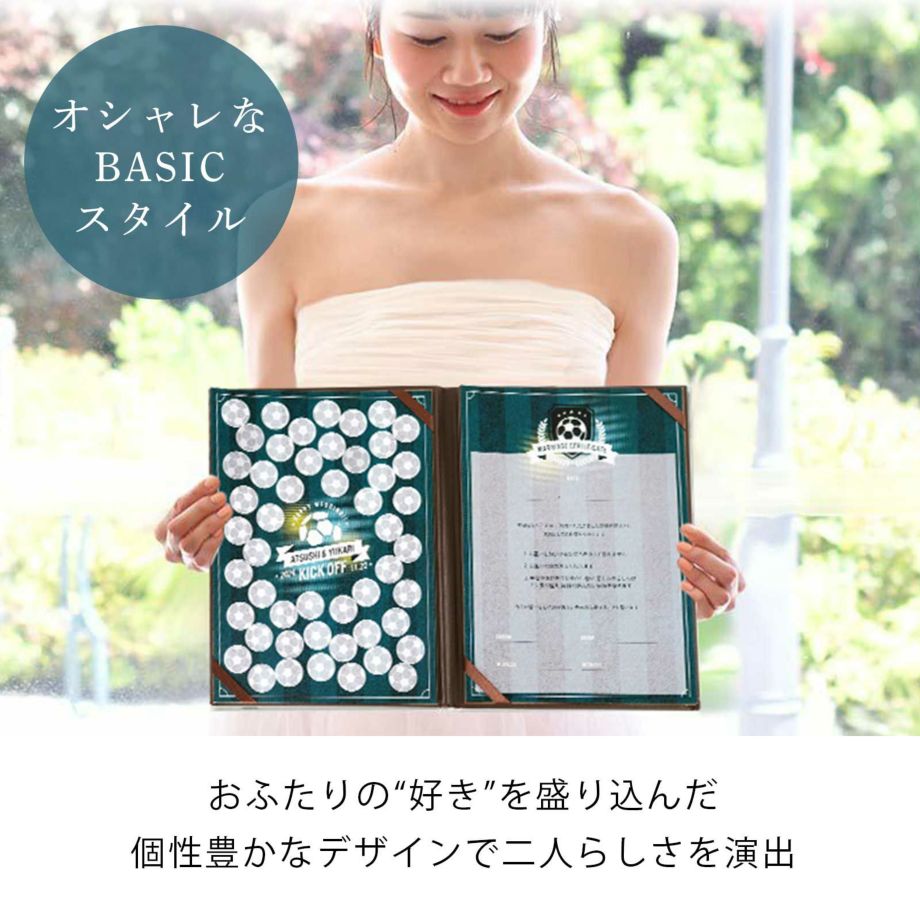 二人で考えたオリジナルの誓いの言葉を入れられる結婚証明書を持っている花嫁