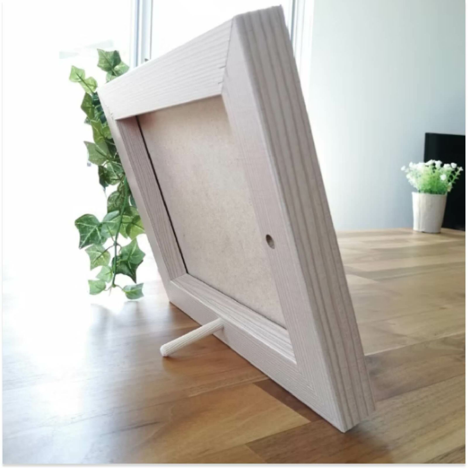 スタンド付きで気軽に飾れるベビーフォトクロック