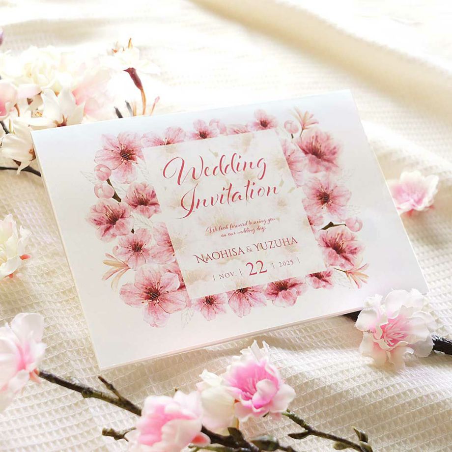 桜が華やかに彩る春の訪れを感じるデザインの少人数家族婚専用招待状