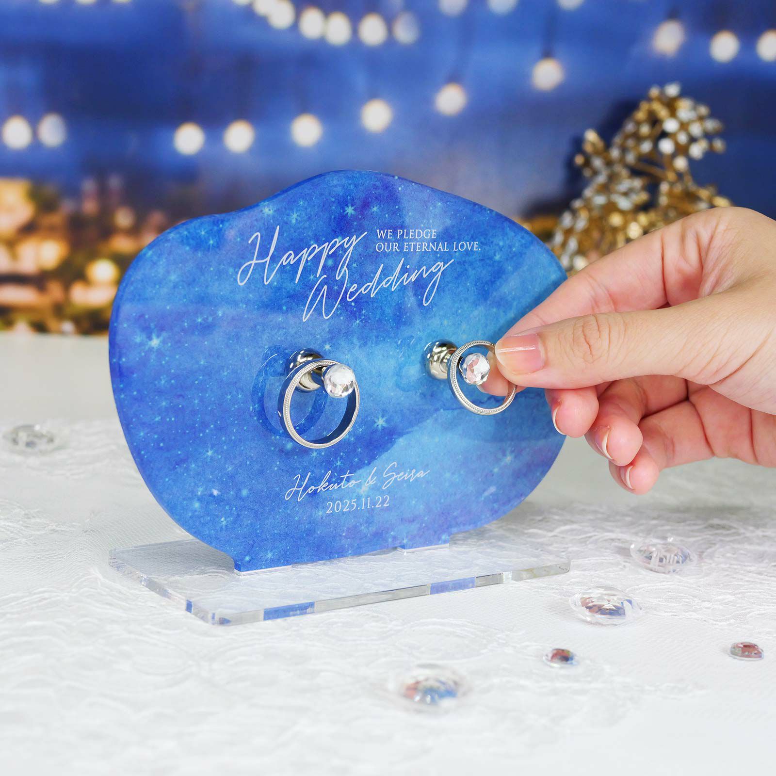 満点の夜空みたいなデザインのリングスタンドに指輪をかけている