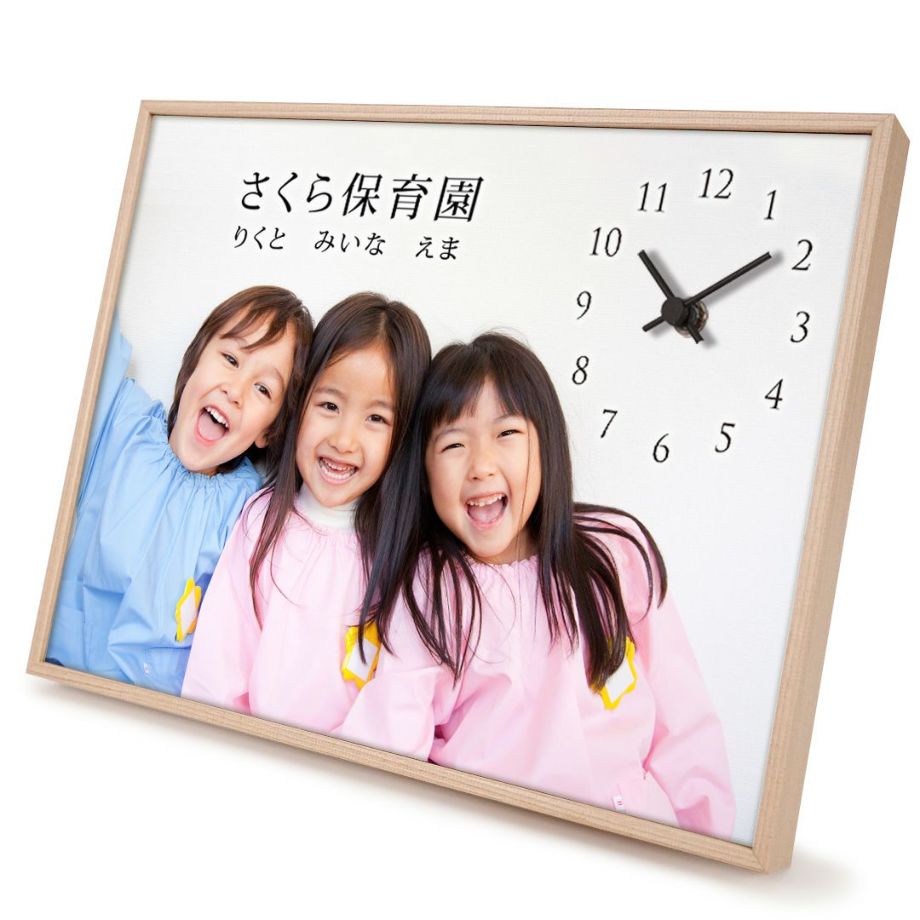 保育園の友達と一緒に撮影した笑顔の子供たちの写真を使って作る置き時計ギフト