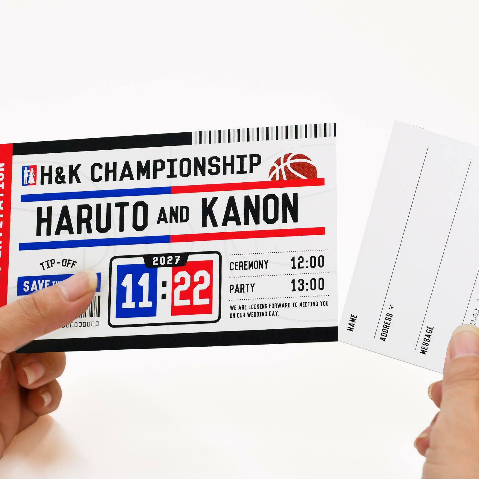 チケットのようにミシン目入りの招待状をもぎっている