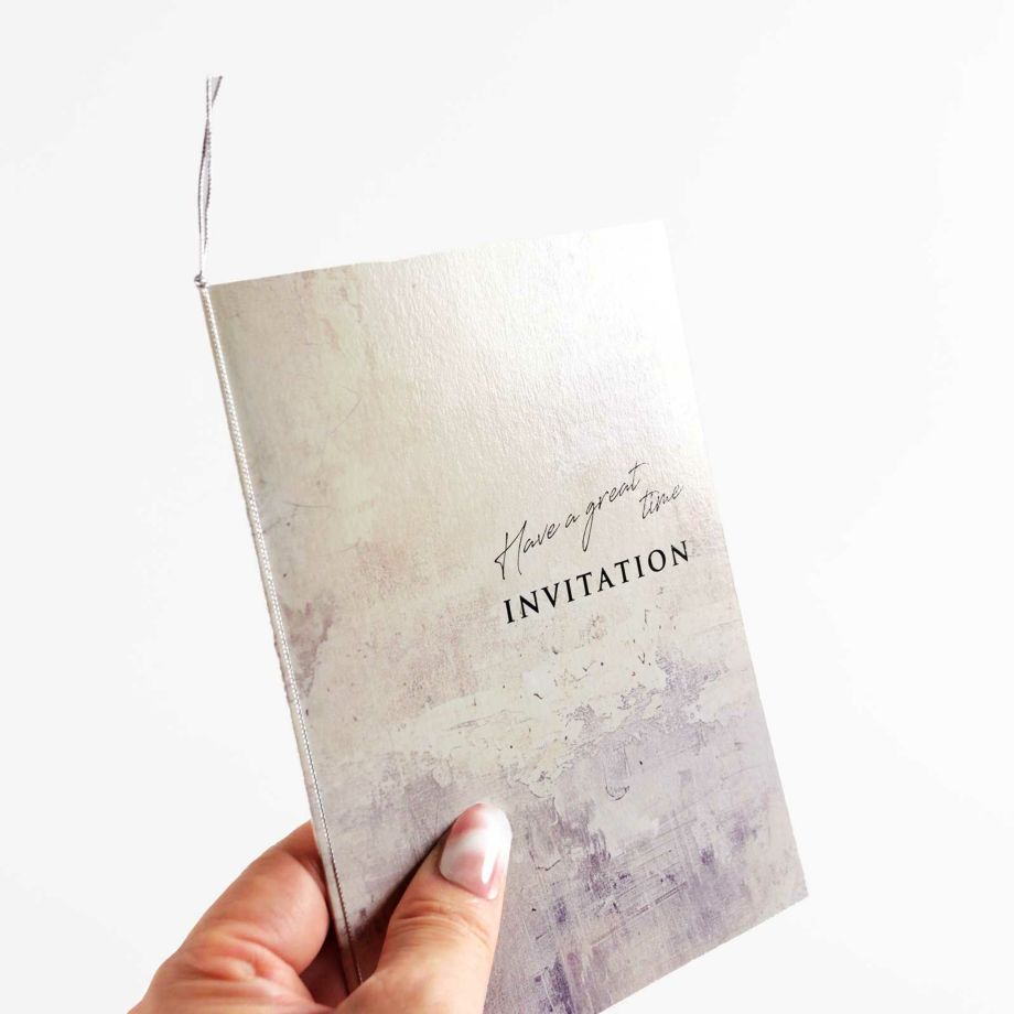 表面にはクリアコーティング加工を施して上品な光沢感をまとった招待状