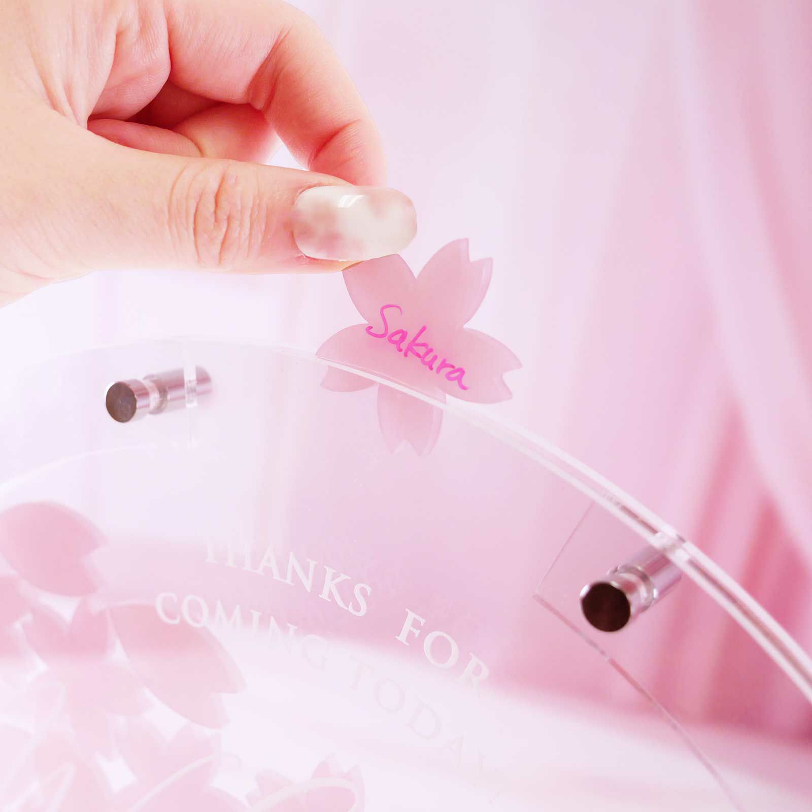 ふんわりキュートな桜の花びら型のチップを入れるだけだから誰でも楽しく参加できる結婚証明書