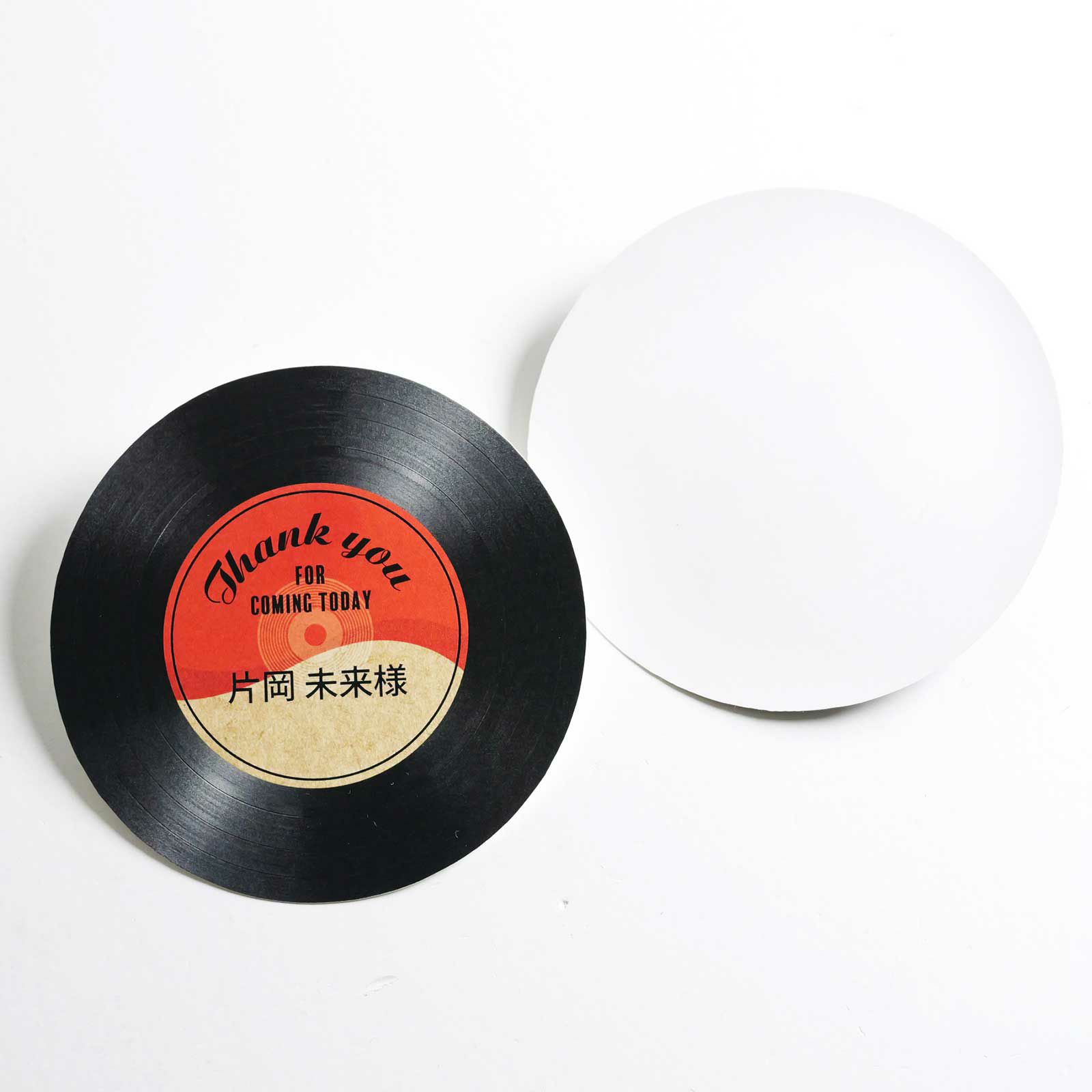 紙でできたレコード型で裏面は白紙無地