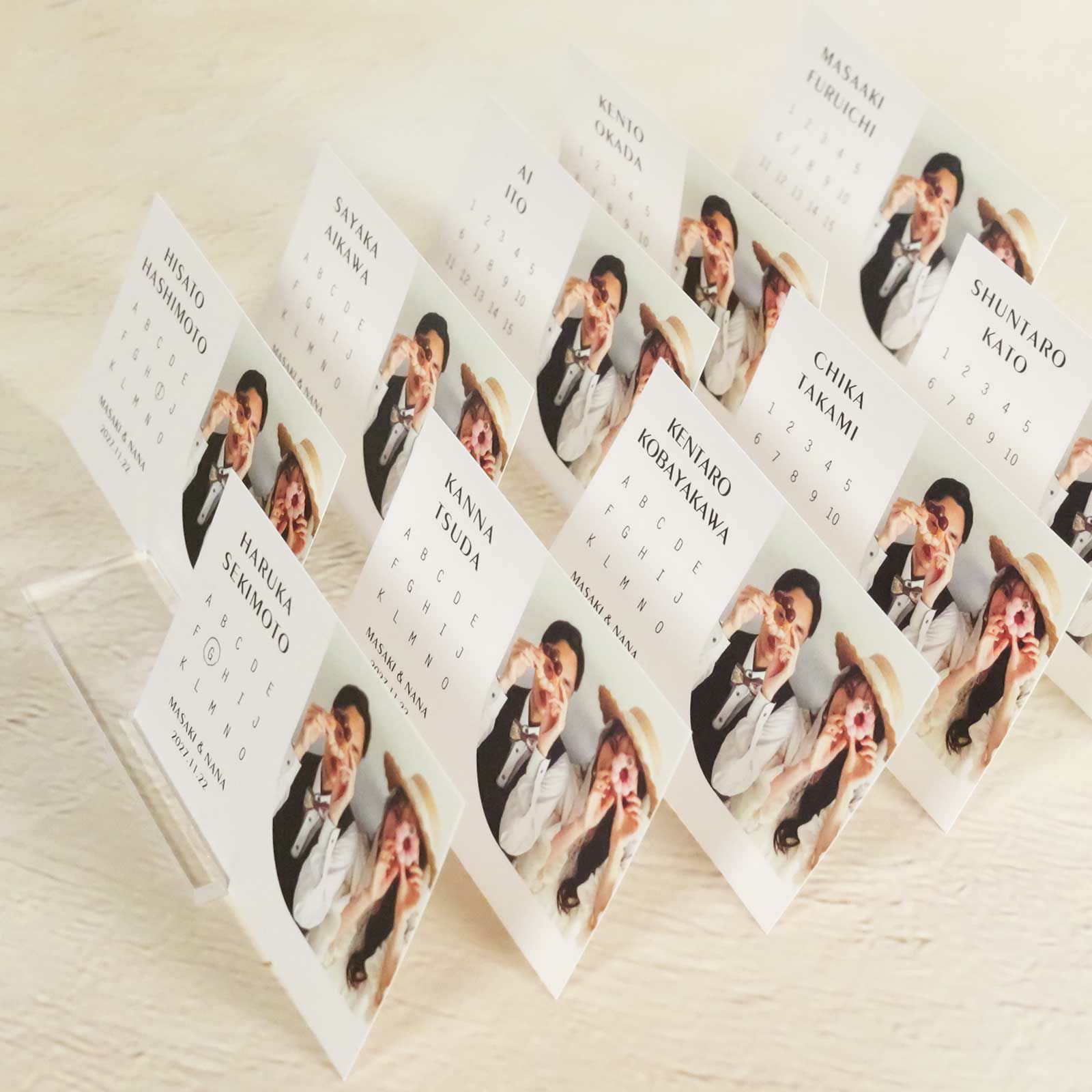 披露宴席に合わせレイアウトするエスコートカード