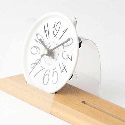 ぬくもりを感じる陶器の時計
