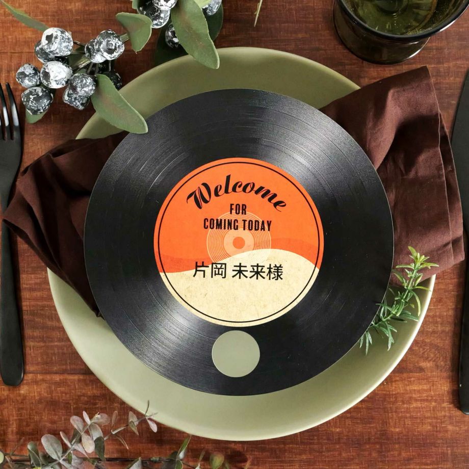 音楽好きのおふたりにぴったり！珍しいレコード型の席札うちわ