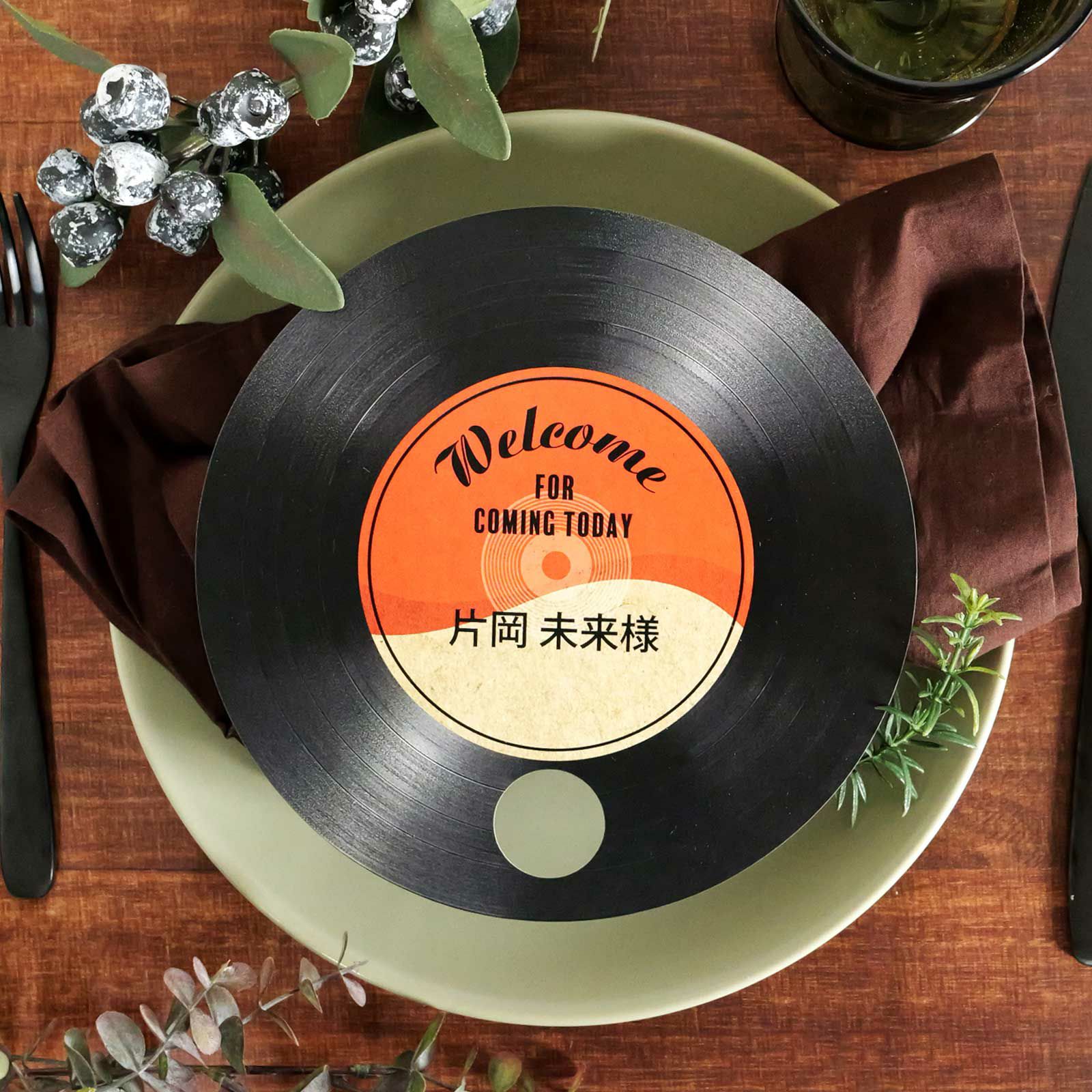 音楽好きのおふたりにぴったり！珍しいレコード型の席札うちわ